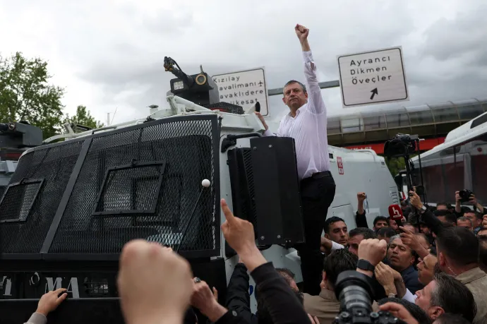 Özgür Özel pártelnök, miután elhagyta a székházat – fotó: Alp Eren Kaya / Reuters