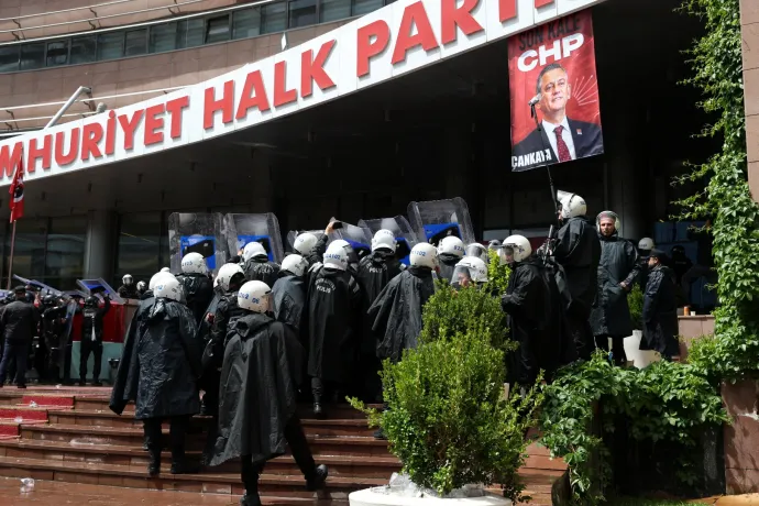 Saját székházában törtek rá a rendőrök az ellenzékre Törökországban