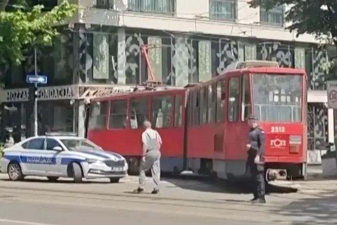 Kisiklott és épületbe csapódott egy villamos Belgrádban