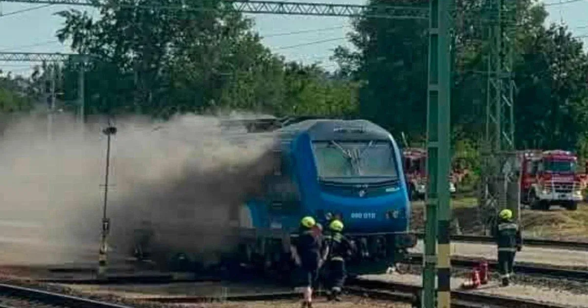 Villanymozdony gyulladt ki Kelenföldön, teljes leállás az állomáson Villanymozdony gyulladt ki Kelenföldön, teljes leállás az állomáson