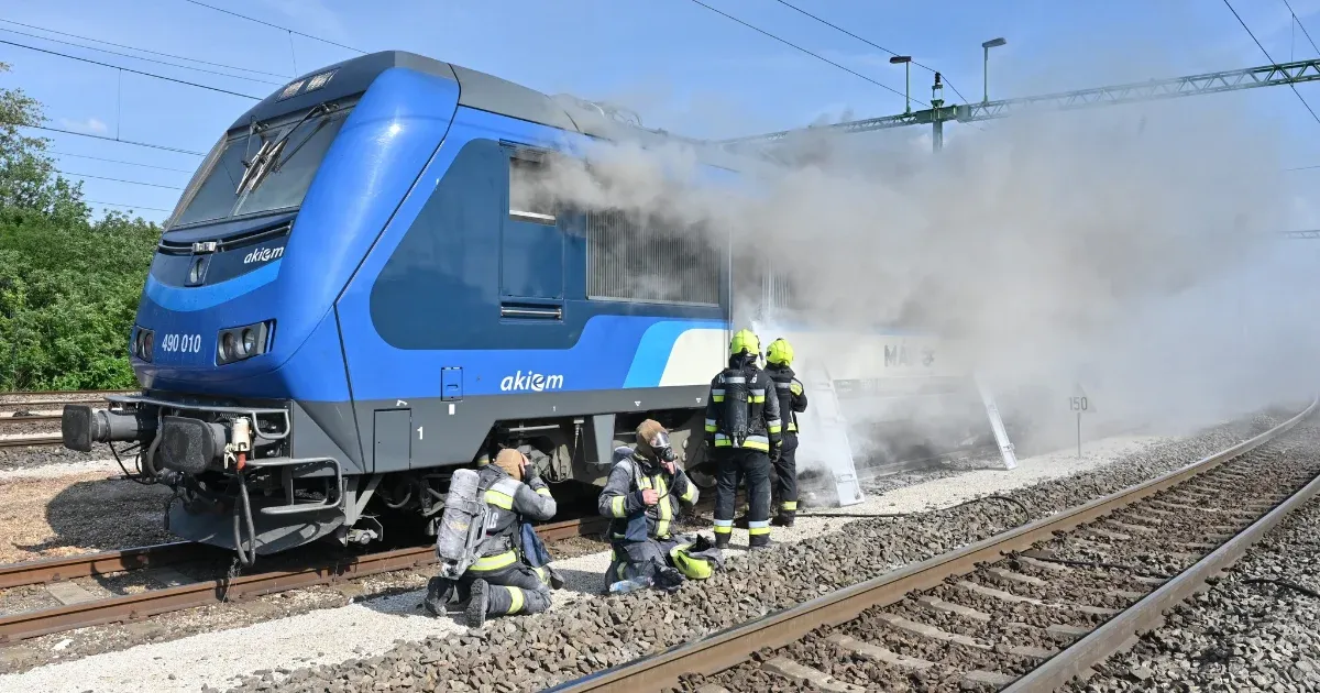 Káosz a Dunántúlon: Kigyulladt mozdony miatt leállt a vonatközlekedés Kelenföldön Káosz a Dunántúlon: Kigyulladt mozdony miatt leállt a vonatközlekedés Kelenföldön