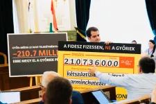 Százmilliós veszteségek, állásba helyezett rokonok, szolgálati Audi: a győri propagandagyár bukása