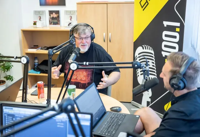 Dézsi Csaba András a Győr+ rádióban – Fotó: Dézsi Csaba András / Facebook
