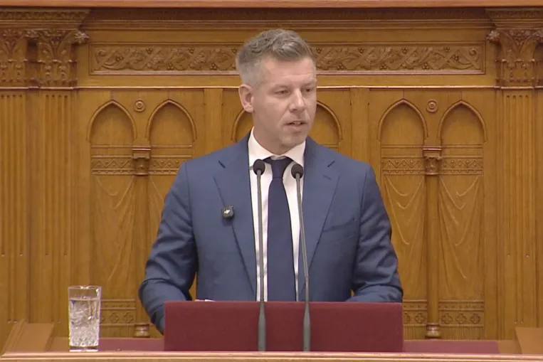 Élőben a parlament: Radnai Márk el tudja képzelni, hogy rendőrök vezessék Orbán családját a vizsgálóbizottságok elé