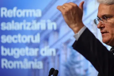 Felezik a pótlékokat, átrajzolják a bértáblákat: így alakítaná át a román kormány a közszféra bérezését