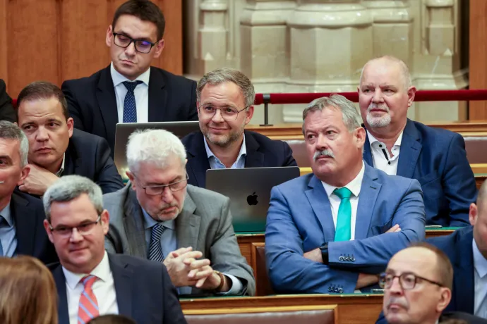 Orbán Balázs és a Fidesz frakció tagjai hallgatják a miniszterelnök beszédét – Fotó: Bődey János / Telex