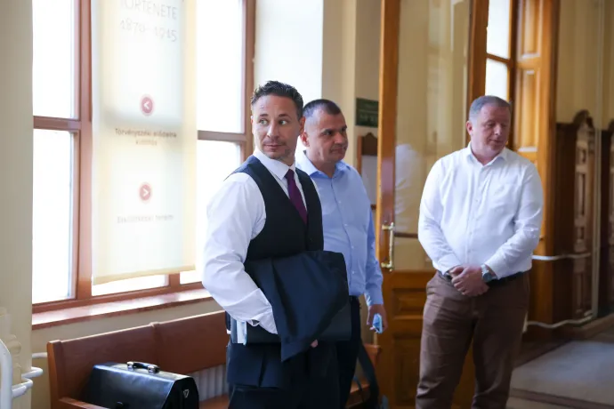 Schadl György a Magyar Bírósági Végrehajtói Kar korábbi elnöke a Fővárosi Törvényszéken, Trócsányi László, korábbi igazságügyi miniszter meghallgatása közben, 2025. július 1-jén – Fotó: Melegh Noémi Napsugár / Telex