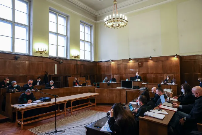Metzing Márton tanácsvezető bíró Simonka György ügyének tárgyalásán, a Fővárosi Törvényszéken, 2022. január 21-én. Az ügyet Metzing előléptetése után dr. Laczó Adrienn vitte tovább egészen a lemondásáig, akkor új bírói tanácsnak osztották ki – Fotó: Huszti István / Telex