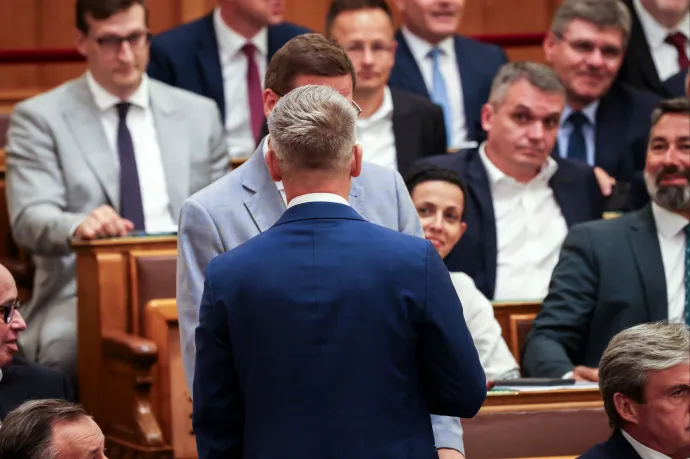 Puskaporos hangulat a Házban, Magyar Péter odalépett Gulyás Gergelyhez