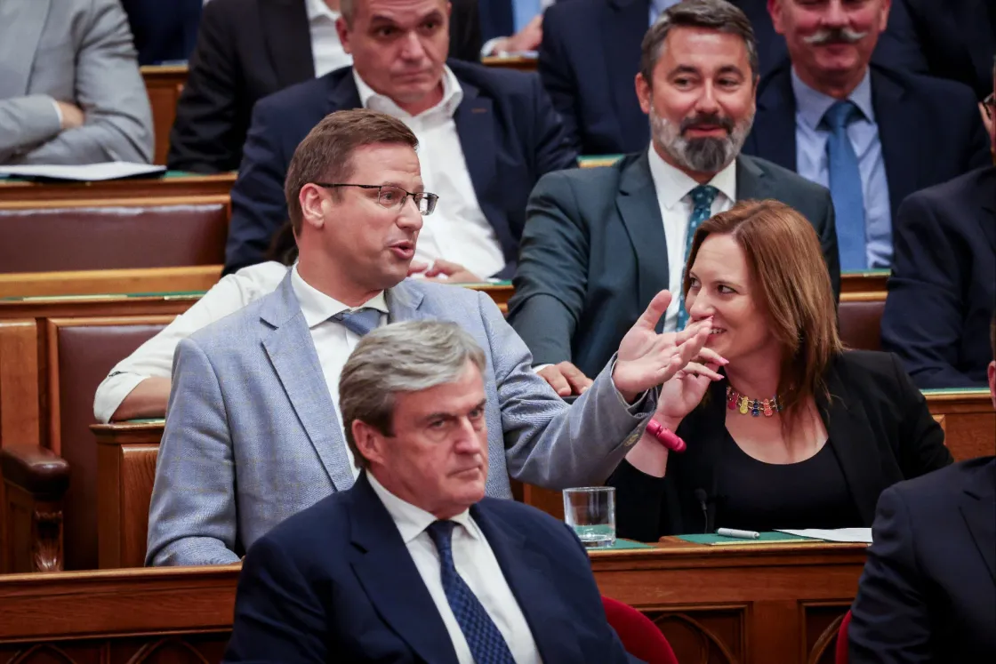 Puskaporos hangulat a Házban, Magyar Péter odalépett Gulyás Gergelyhez