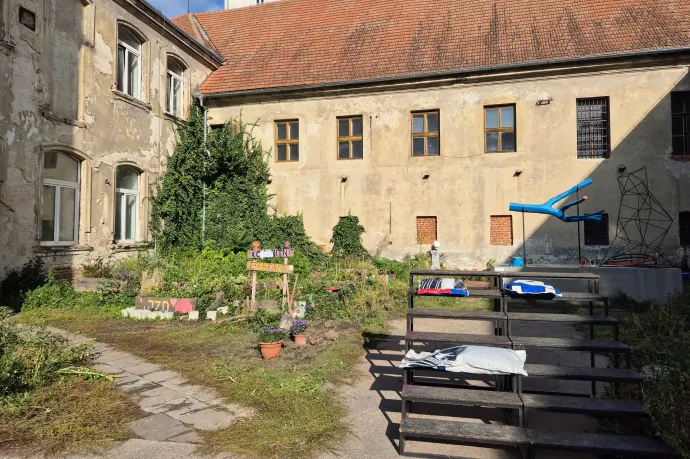 A Káznice (korábban börtön) belső udvara, ami most kulturális eseményeknek ad otthont, a Káznicéhez tartozó hajóorr a Cejl utcában, és az egykori Zbrojovka gyár, aminek területén Nová Zbrojovka néven nagyszabású rozsdaövezeti fejlesztés zajlik – Fotó: Korchma Zsombor