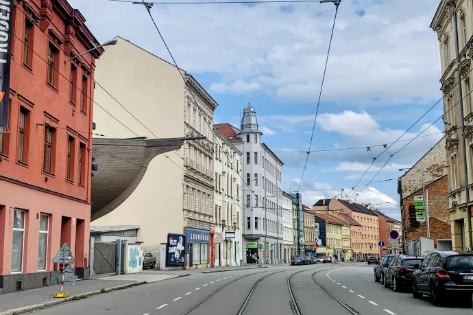 A Káznice (korábban börtön) belső udvara, ami most kulturális eseményeknek ad otthont, a Káznicéhez tartozó hajóorr a Cejl utcában, és az egykori Zbrojovka gyár, aminek területén Nová Zbrojovka néven nagyszabású rozsdaövezeti fejlesztés zajlik – Fotó: Korchma Zsombor