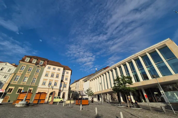 A Zelný trh (Káposztapiac tér) a funkcionalista brünni vásárcsarnokkal, és a brnói kikötő – Fotó: Korchma Zsombor