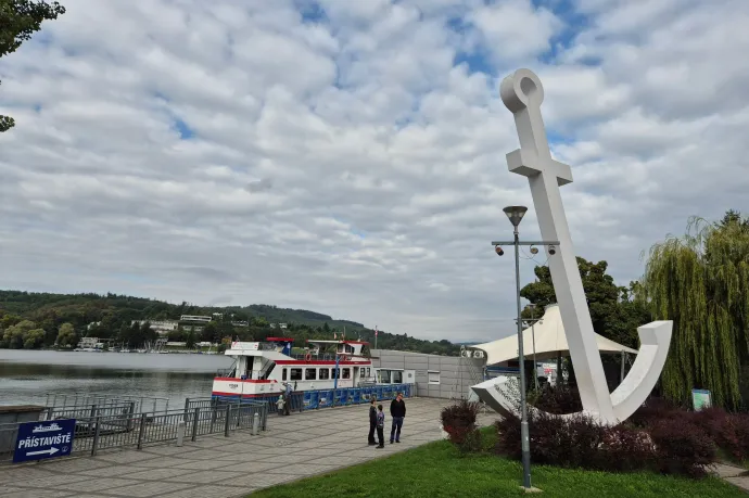 A Zelný trh (Káposztapiac tér) a funkcionalista brünni vásárcsarnokkal, és a brnói kikötő – Fotó: Korchma Zsombor