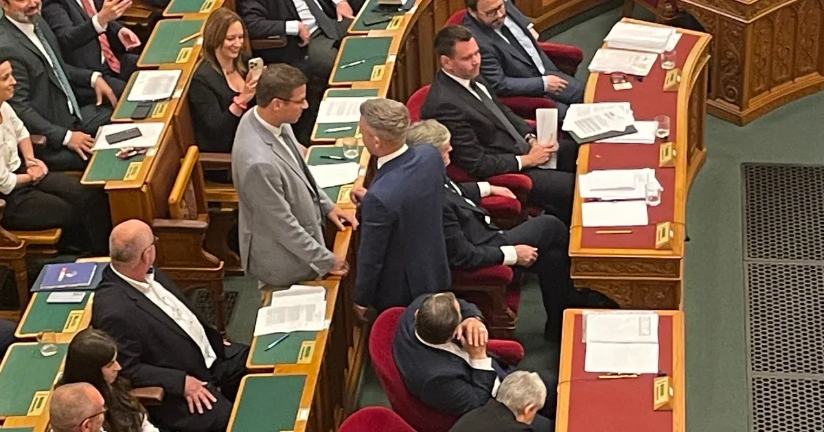 Videón, ahogy Magyar Péter Gulyás Gergelyhez lép.