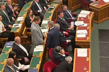 Videón, ahogy Magyar Péter odament Gulyás Gergelyhez