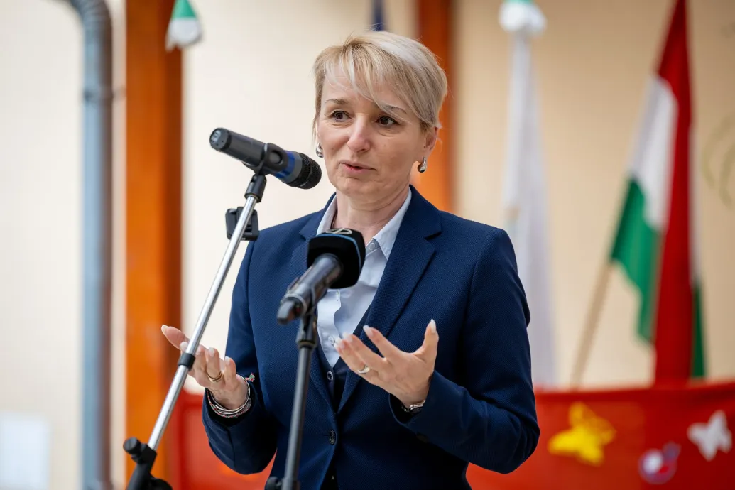 A korábban röhögő fejet nyomó facebookozókon hőbörgő Czunyiné fogja megvédeni a fideszeseket a tiszás erőszaktól