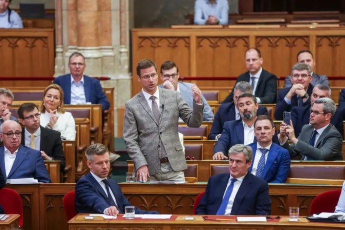 Magyar Péter beült közvetlenül Gulyás Gergely elé a parlamentben, így hallgatta a frakcióvezető beszédét
