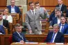 Magyar Péter beült közvetlenül Gulyás Gergely elé a parlamentben, így hallgatta a frakcióvezető beszédét