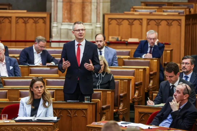 Rétvári Bence szólal fel – Fotó: Melegh Noémi Napsugár / Telex