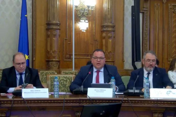 Miközben egy ötödikes lány a diákokra nehezedő nyomásról beszélt a parlamenti vitán, a miniszter a telefonját nyomkodta
