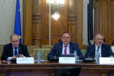 Miközben egy ötödikes lány a diákokra nehezedő nyomásról beszélt a parlamenti vitán, a miniszter a telefonját nyomkodta