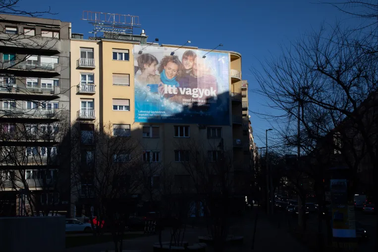 Az önkormányzatok alig várják, hogy Vitézy a kezükbe adja a gigahirdetéseket levágó kést