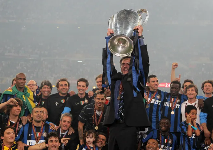 Mourinho a BL-trófeával miután az Inter legyőzte a Bayern Münchent a 2010-es döntőben Madridban – Fotó: Sampics / Corbis / Getty Images