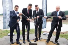 1,1 milliárdért árulja a házát Szijjártó Péter szomszédja, akinek cége milliárdos támogatást kapott a választás előtti napokban