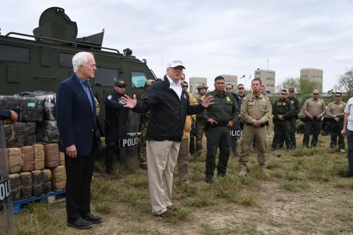 John Cornyn szenátor és Donald Trump elnök a texasi határrendészetnél tett látogatásuk alatt Trump előző elnöki ciklusa idején, 2019. január 10-én – Fotó: Jim Watson / AFP
