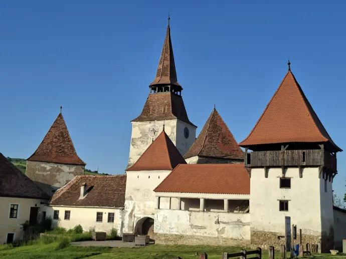 Erked erődtemploma és látkép a temetőből – Fotó: Leopold Erika