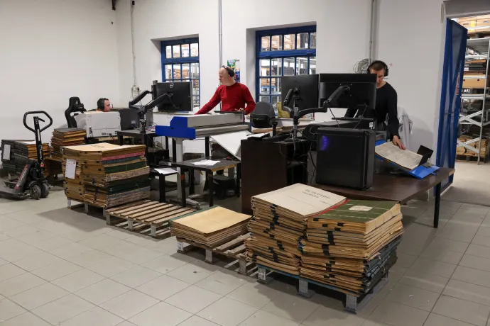 Az újságok szkennelése – Fotó: Melegh Noémi Napsugár / Telex