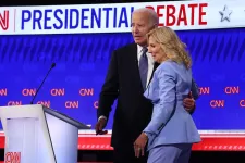 Joe Biden felesége azt hitte, hogy a férje a Trump elleni elnökjelölti vita alatt sztrókot kapott