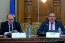 Gyermekotthonnak adja hátralévő fizetését a telefonját nyomkodó oktatási miniszter a parlamenti botrány után