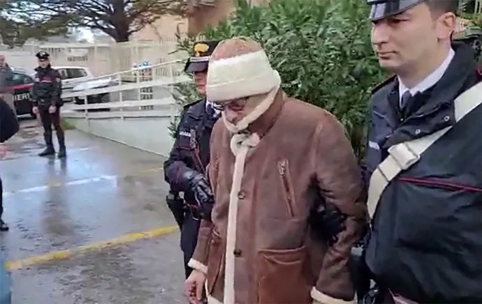Denaro 2023-as elfogásakor, a híressé vált kabátban – Fotó: AFP