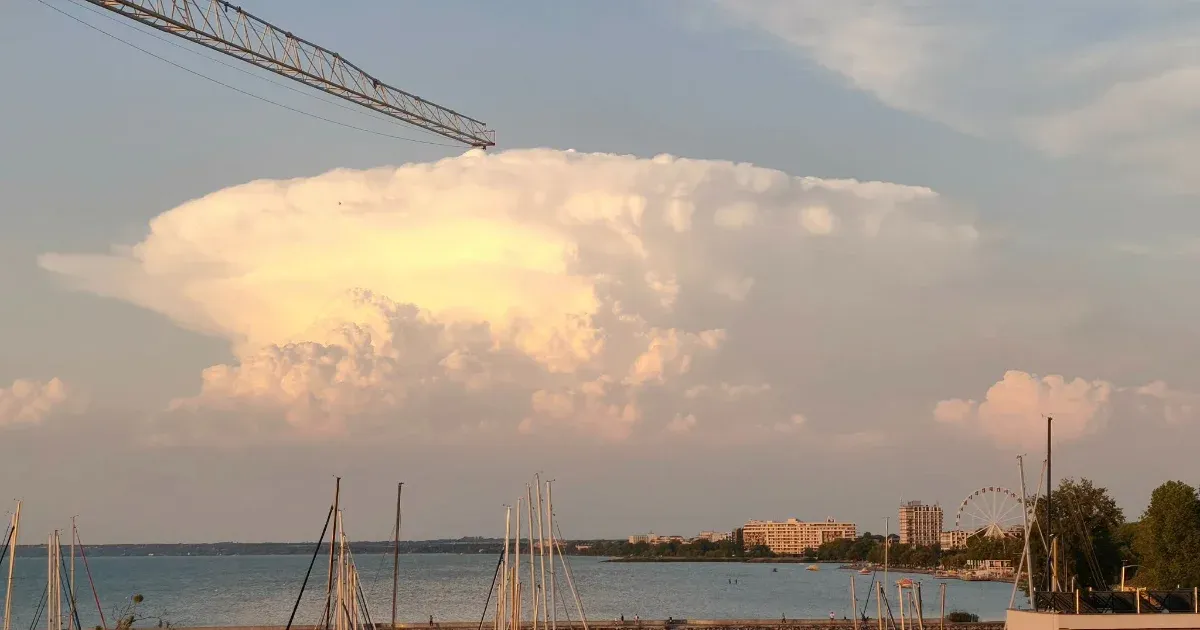Zivatarfelhők a Balaton felett: Nem UFO, csak egy szép viharjelenség