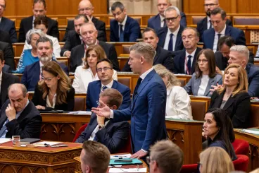 Kiszámoltuk, hogyan csökken Magyar Péter fizetése a törvénymódosítás után