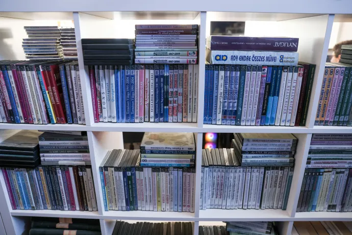 CD-k gépelt, majd később szkennelt tartalommal – Fotó: Melegh Noémi Napsugár / Telex