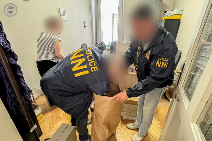 A rendőrség által kiadott felvételek a házkutatásokról – Fotó: Police.hu