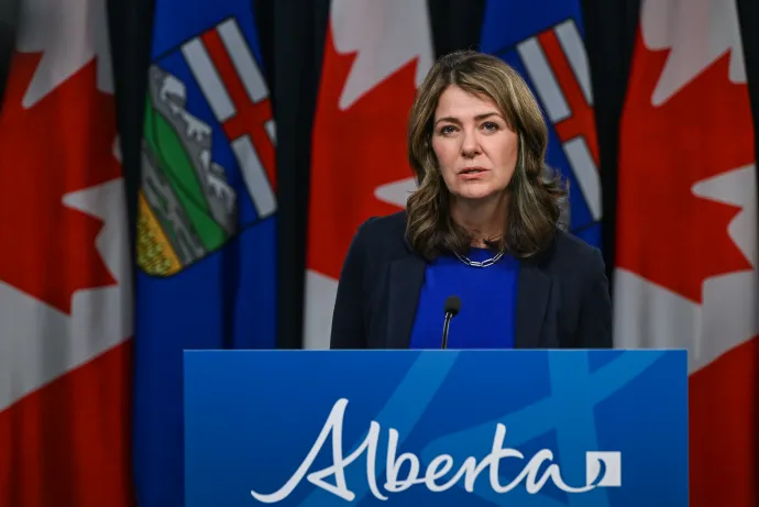 Danielle Smith, Alberta állam miniszterelnöke sajtótájékoztatón szólal fel az albertai törvényhozás épületében 2025. május 6-án – Fotó: Artur Widak / NurPhoto / AFP