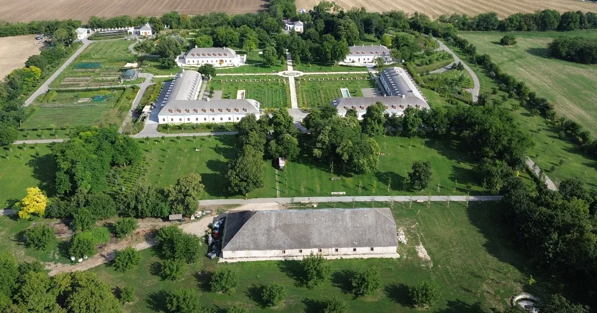 Az OPSZ cáfolja: nem polgárőrautó őrzi a Hatvanpusztai Orbán-birtokot Az OPSZ cáfolja: nem polgárőrautó őrzi a Hatvanpusztai Orbán-birtokot