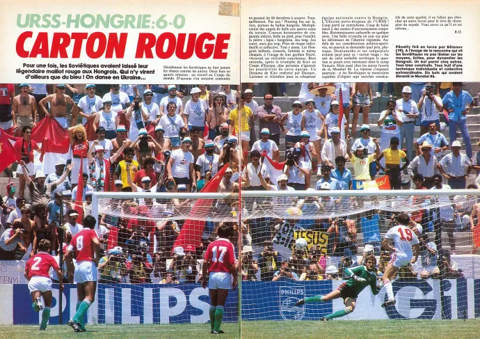 A magyar–szovjet a Mondial francia magazinban. A pályán Ihor Bjelanov büntetőjét látjuk, a kapu mögött egyenpólóban pózoló magyar szurkolók csoportját – Forrás: Fábián Titusz gyűjteménye