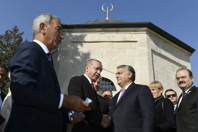 Recep Tayyip Erdogan török köztársasági elnök és Orbán Viktor miniszterelnök Gül Baba felújított türbéjének felavatásán Budapesten 2018. október 9-én, bal oldalon Adnan Polat török üzletember – Fotó: Koszticsák Szilárd / MTI