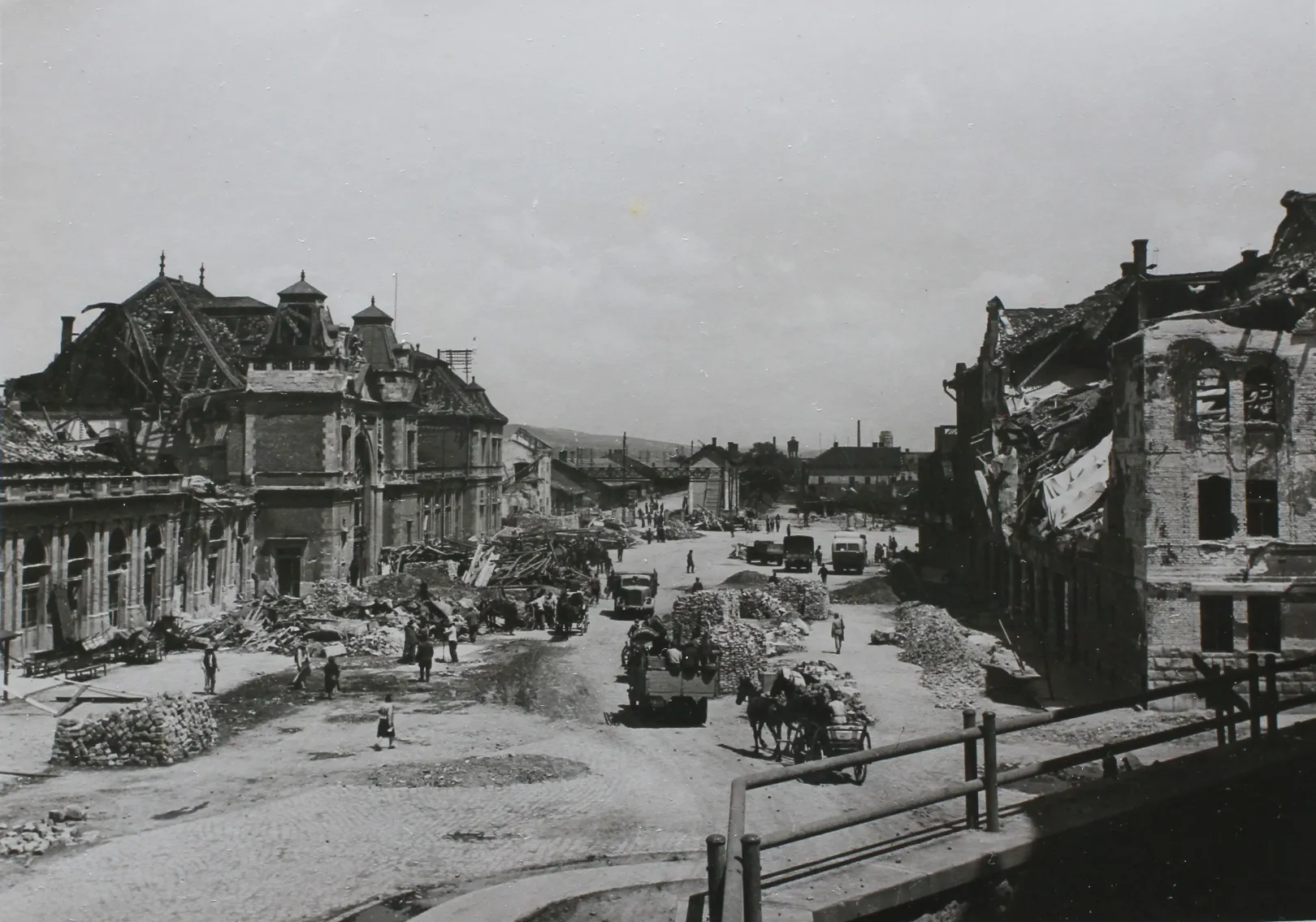 Az akkori Baross teret (manapság Piața Gării) bemutató fénykép, egyben Fotofilm-album első képe – Fotó: Fotofilm / Kelemen Lajos Műemlékvédő Társaság / Azopan Fotóarchívum