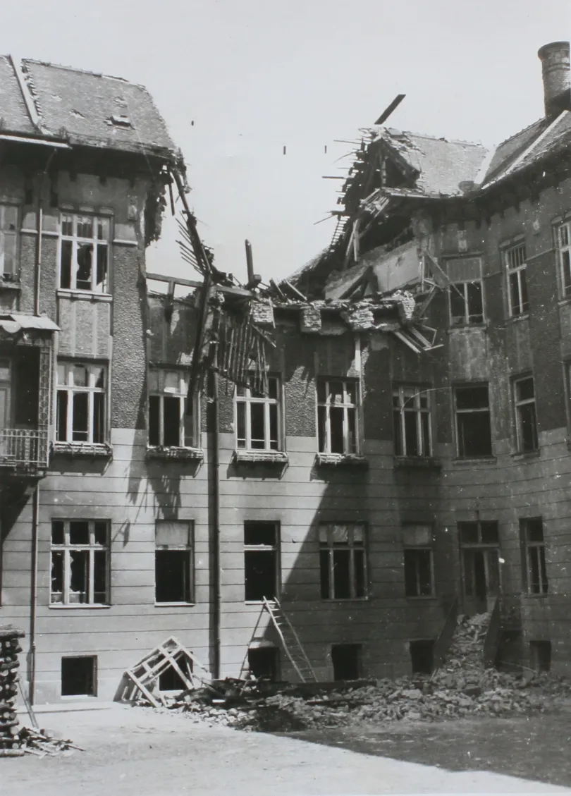 A Marianum (manapság a Babeș–Bolyai Tudományegyetem Bölcsésztudományi Karának épülete) épületét ért bombázás nyomai kívülről és belülről – Fotó: Fotofilm / Kelemen Lajos Műemlékvédő Társaság / Azopan Fotóarchívum