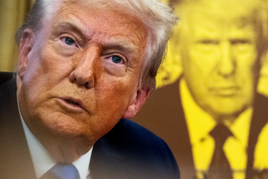 Csatahajó, repülőtér és emlékérme – Trump mindenre rárakná az arcát vagy a nevét