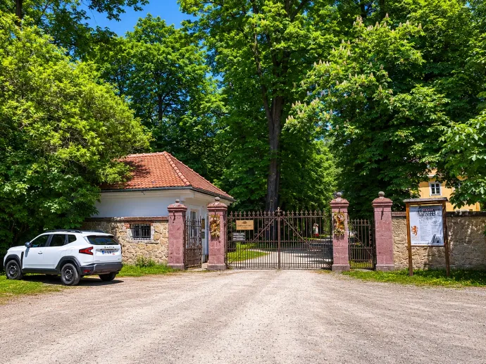 A zabolai Mikes-kastély kapuja – Fotó: Tőkés Hunor / Transtelex