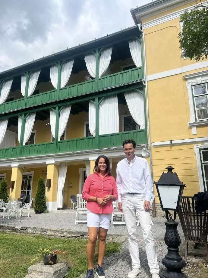 Novák Katalin és a Mikes-kastély egyik tulajdonosa, Gregor Roy-Chowdhuryvel – Forrás: Novák Katalin Facebook-oldal