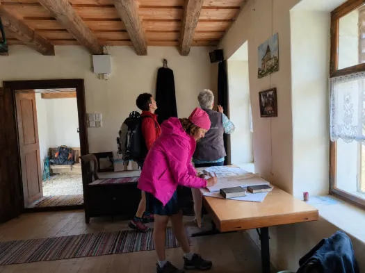A templombelső után megnéztük a békülőszobát és a hagyományos bútorokkal berendzett szobácskát is mielőtt tovább indultunk volna – Fotó: a szerző archívuma