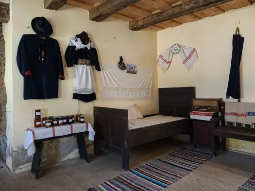 A templombelső után megnéztük a békülőszobát és a hagyományos bútorokkal berendzett szobácskát is mielőtt tovább indultunk volna – Fotó: a szerző archívuma